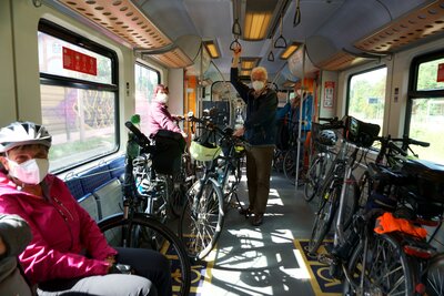 Mit Maske und 9-Euro-Ticket  (Bild vergr&ouml;&szlig;ern)