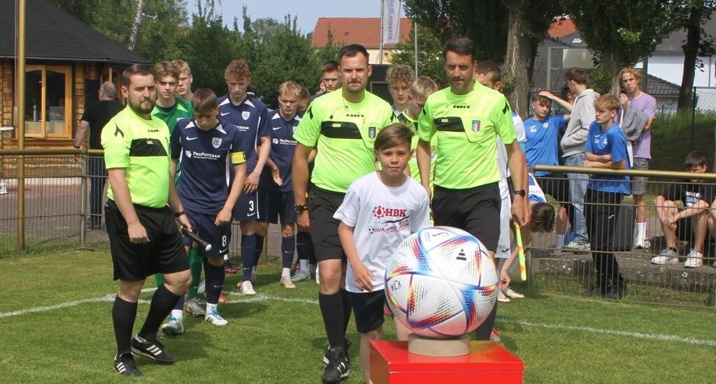 Bild: Schiedsrichter Tobias Starost und seine Assistenten Cornelius Grigoleitis (r.) und Patrick Franke (l.).