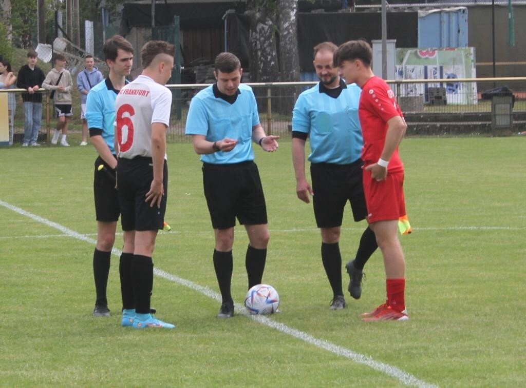 Bild: Vor dem Anpfiff: Schiedsrichter Artwin Archut mit den Spielführern beider Mannschaften und den Assistenten Moritz Reer (l.) und Stefan Kotte