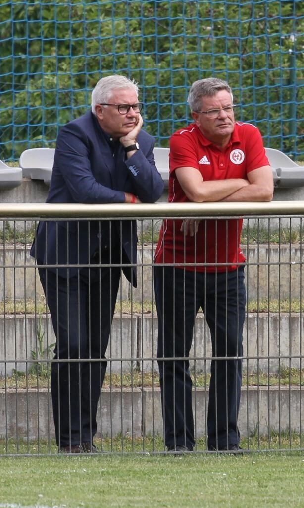 Bild: ... beobachteten das Spielgeschehen: FLB-Präsident Jens Kaden und Kreis-Chef Michael Reichert.