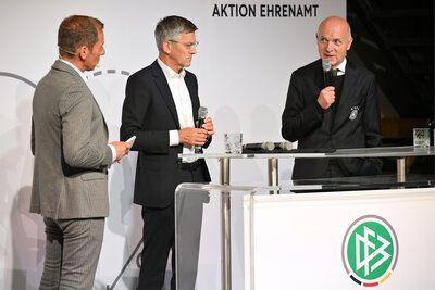 Vorschaubild: DFB-Präsident Bernd Neuendorf und Bayern-Präsident Herbert Hainer im Gespräch mit Moderator Marcus Othmer.