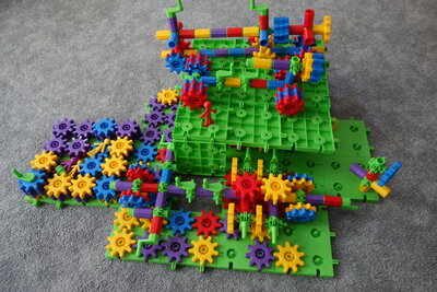 Mit einem neuem Konstruktionsmaterial haben die Kinder schon begeistert gebaut.  (Bild vergr&ouml;&szlig;ern)
