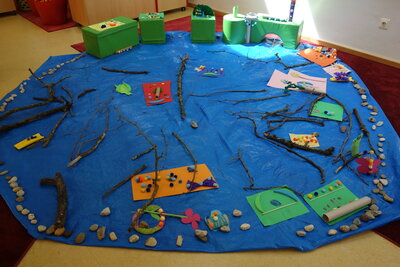 Diese Legearbeit zum Thema   "Wasser" haben Eltern und Kinder gemeinsam gestaltet.  (Bild vergr&ouml;&szlig;ern)