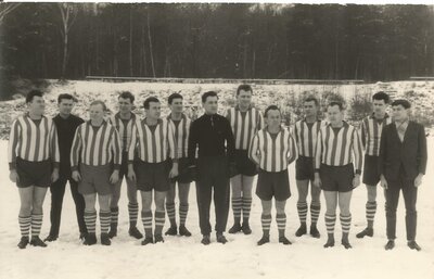 Mannschaft der 50er auf dem alten Sportplatz.          Winkler G.,Ri&szlig;mann W., M&uuml;ller H., Bommel F., Langheinrich E., L&ouml;ser, Kobill, Gordner M., Bens K., Schlosshauer H., Schulze S., H&ouml;hne K., Platz 