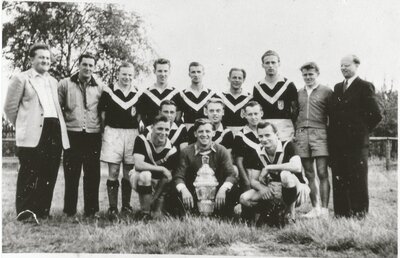 Pokalsieger des Wanderpokales von Chemie Sch&ouml;nborn 1956   obere Reihe: Kolditz, Henke, M&uuml;ller, Aust,Schlo&szlig;hauer,H&ouml;hne, Bachmann,Wunderlich, Krykorka  Mitte:Girke,Dietze, Schulze  Vorn:Glormus,Krusche, Dietz 