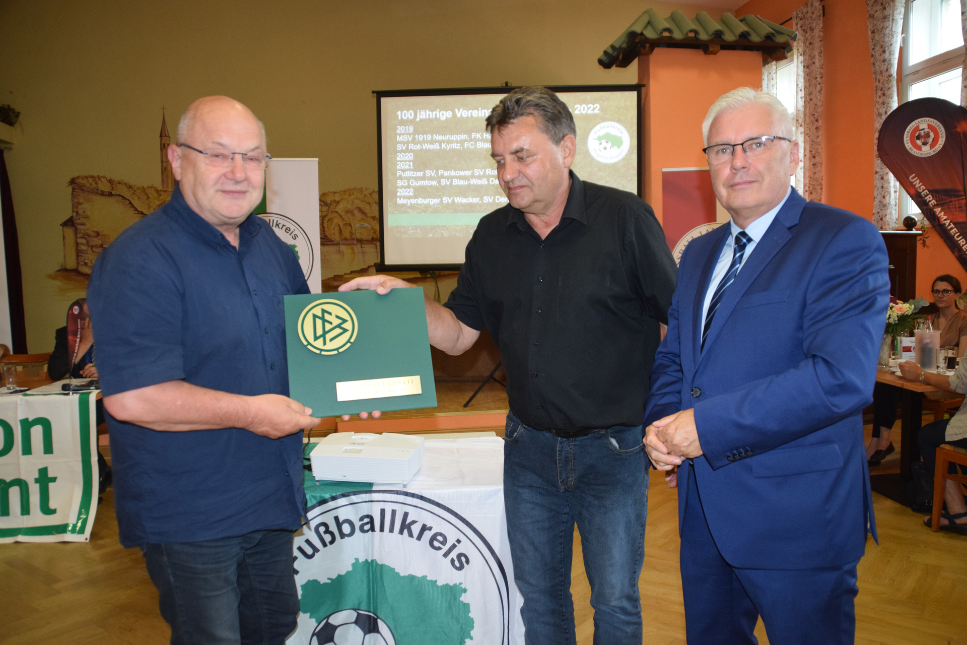 Bild: Eine Ehrung konnte Ralf Bünger (Mitte) vornehmen: Er überreichte mit FLB-Präsident Jens Kaden die DFB-Plakette aus Anlass des 100-jährigen Vereinsjubiläums.
