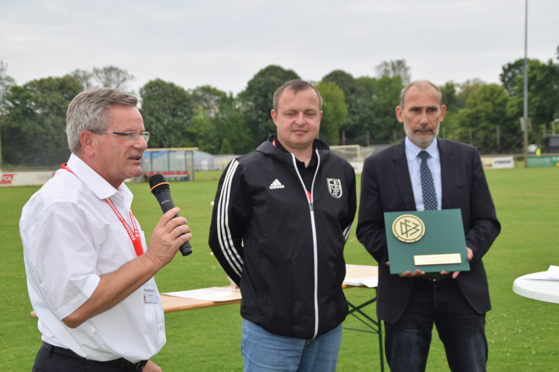 Bild: Ehrungen: De DFB-Plakette für 100 Jahre FC Kremmen.
