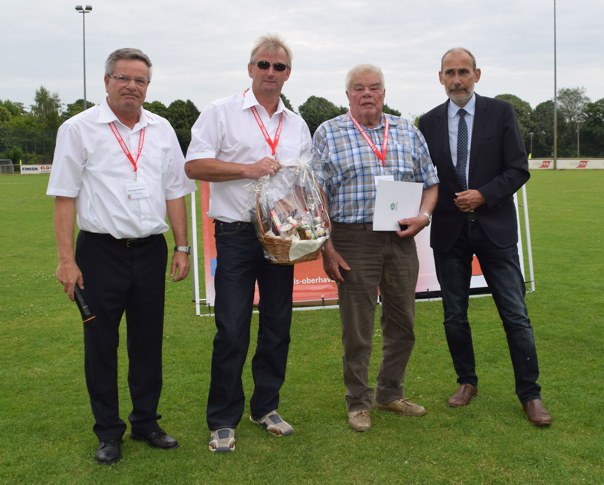 Bild: Mit der Ehrennadel des DFB wurde Dieter Süssbier ausgezeichnet.