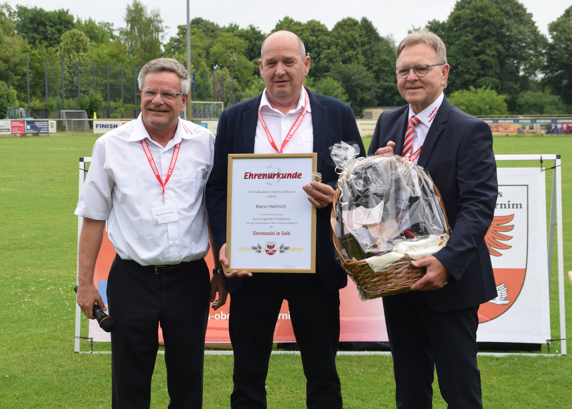Bild: Lehrwart Mario Hellmich erhielt die Ehrennadel des Fußballkreises in Gold.