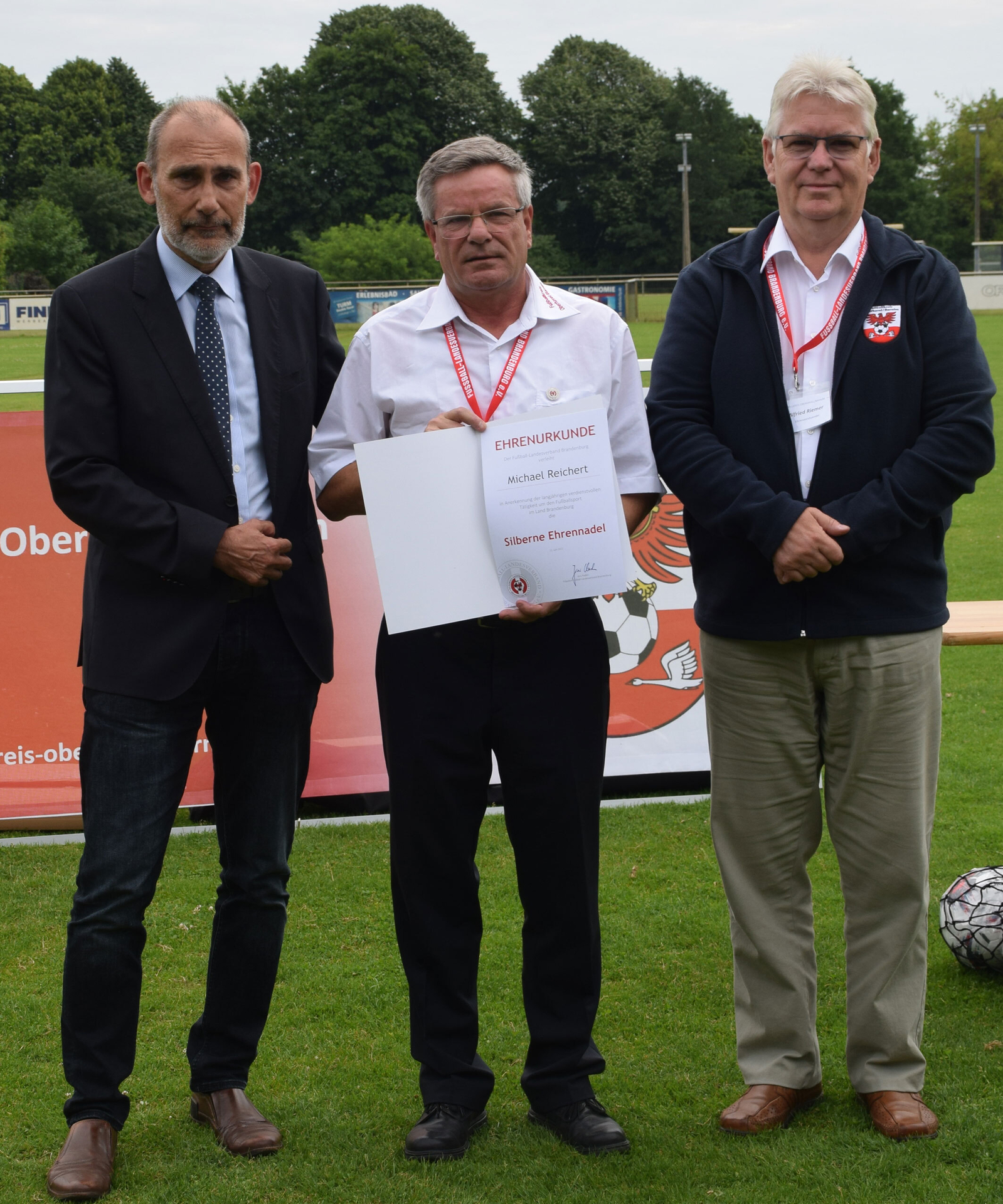 Bild: Überraschung für den Kreisvorsitzenden Michael Reichert: Ihm wurde die Ehrennadel des FLB in Silber verliehen.