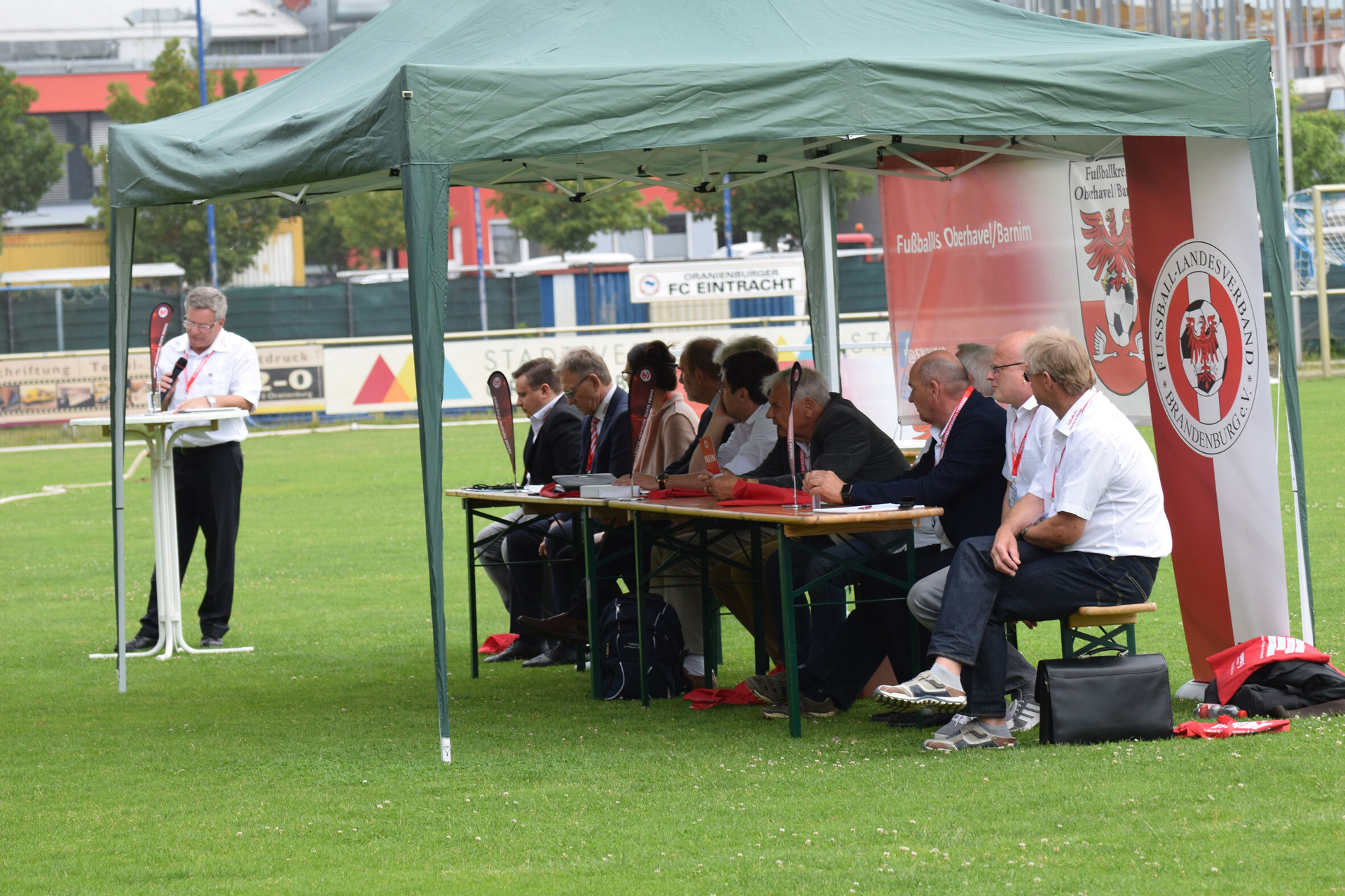 Bild: Michael Reichert verliest den Geschäftsbericht.