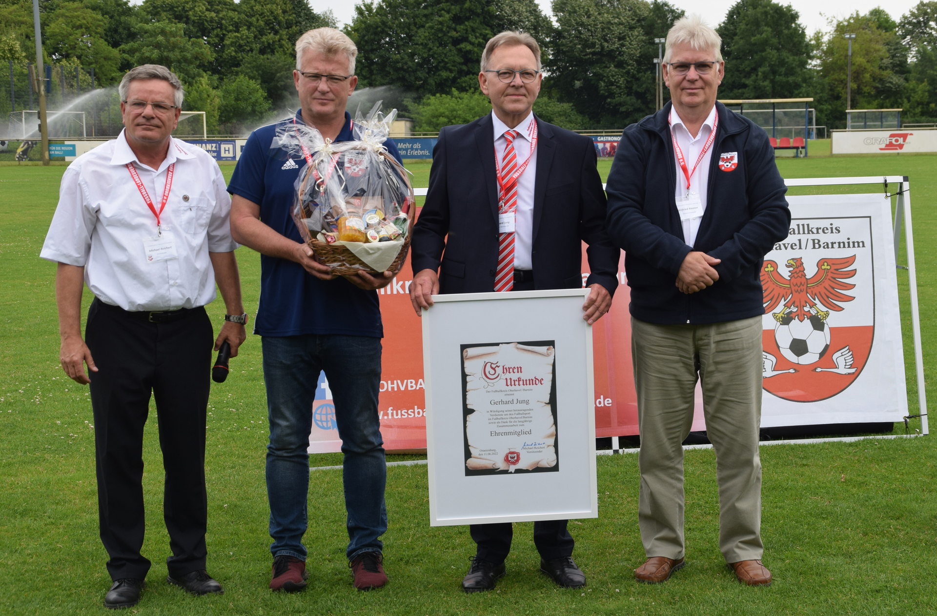 Bild: Gerhard Jung (2. v. r.) wurde als Ehrenmitglied des Fußballkreises aus seiner Funktion verabschiedet.