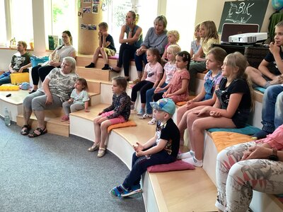 Foto des Albums: Lesenachmittag für Kinder mit Stefanie Herzog als Vorleserin (14. 06. 2022)