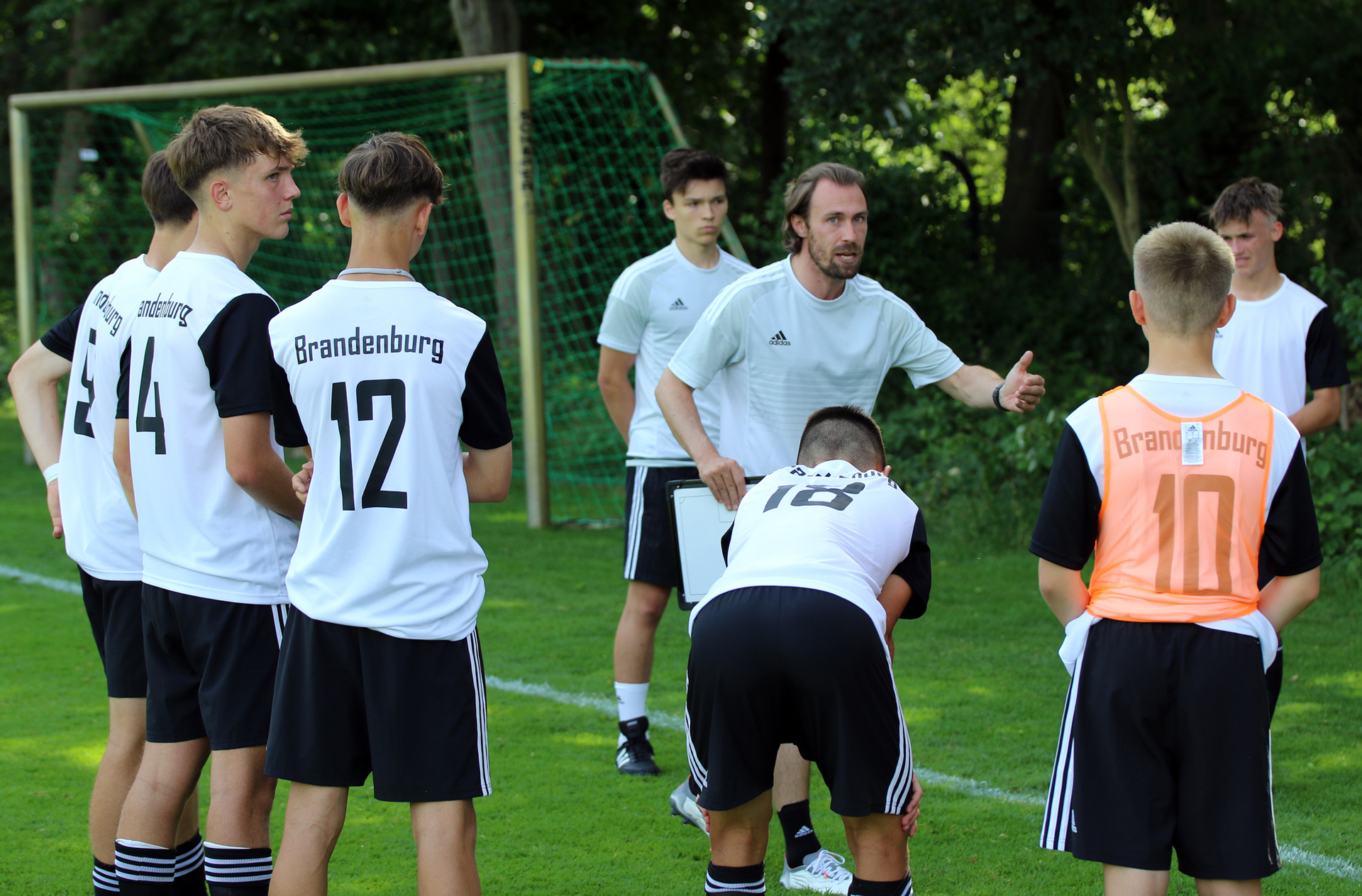 Bild: FLB-Cheftrainer Martin Eismann trainiert die Auswahl in Duisburg.