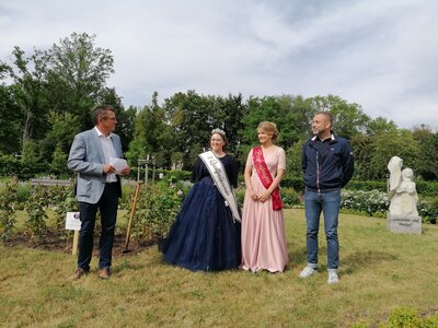 Foto des Albums: Pflanzung der 'Novalis-Rose' am 20.06.2022 anlässlich der Novalis-Festwoche in Bad Tennstedt