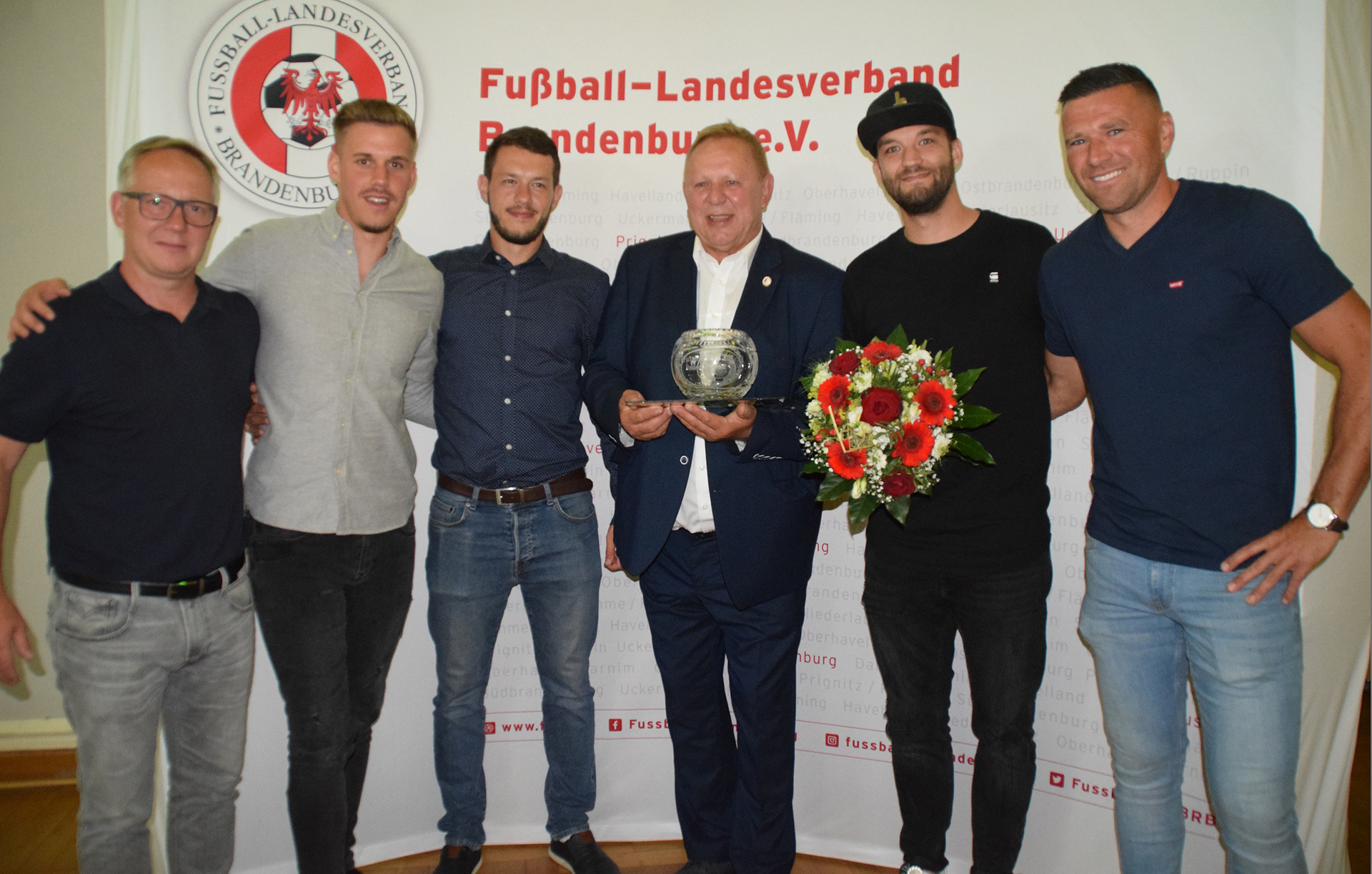 Bild: ... und auf dem Foto mit Spielern des SV.