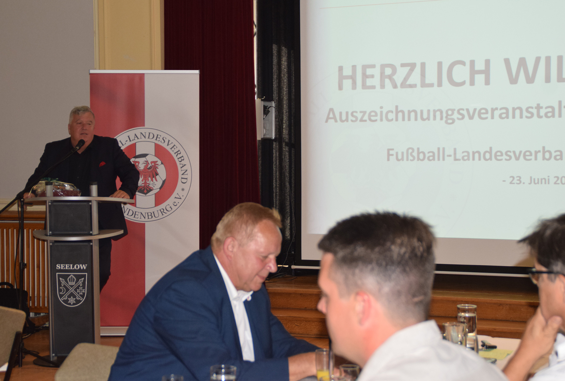 Bild: Landrat Gernot Schmidt richtet ein Grußwort an die Gäste.