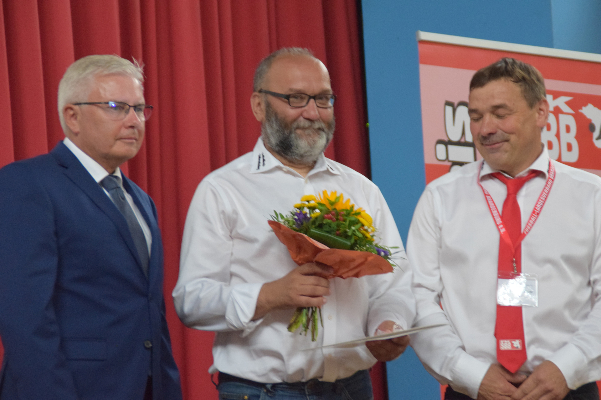 Bild: Christoph Konzack erhält die Ehrennadel des FLB in Gold.