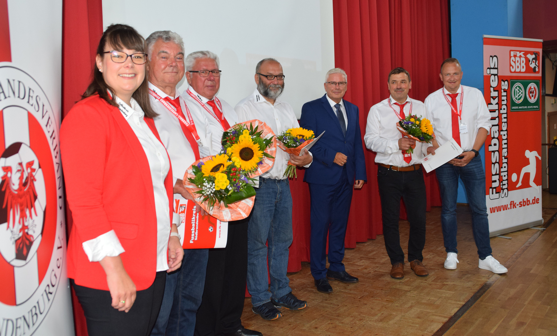 Bild: ... Gruppenbild der Geehrten.