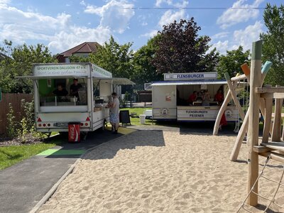 Vorschaubild: Für das kulinarische Wohl sorgten der SV Dallgow und die Freiwillige Feuerwehr mit Grill- und Getränkeständen.