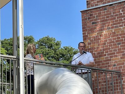 Vorschaubild: Für die Kita Wolkenburg und deren Kinder wünscht sich Frau Duck: Schützende Mauern um alle Wolkenbürger; Platz für Wege und Irrwege; viel Raum für Bildung, Entwicklung, Ideen und Lernen; Geborgenheit, um stressige Zeiten, Wut und Trauer überwinden zu können und zeitweise abgestellte Uhren, damit genügend Zeit bleibt, um Spaß zu haben, Blödsinn zu machen und zusammen zu sein.In Abweichung von der Tradition gab es von Bürgermeister Richter statt Brot und Salz ein Geschenk anderer Art, das später noch ausgepackt werden sollte.