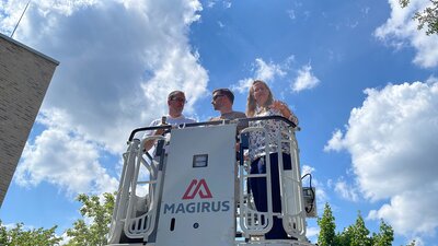 Vorschaubild: ...mit der Feuerwehrdrehleiter zunächst ein paar Meter hoch hinaus über den Eingang der Kita.