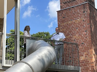 Vorschaubild: Herr Richter wendet sich an die Eltern, denen ebenfalls großer Dank für ihre Geduld während des großen Wasserschadens und der damit verbundenen Bauverzögerung gilt. Am Ende ist die Wolkenburg glücklicherweise doch keine ´Fluthütte´ oder ´Wasserburg´ geworden, wie er augenzwinkernd anmerkt. Den Kindern der Wolkenburg wünscht er eine tolle Zeit, viel Lernerfahrungen, Spaß und Freundschaften, die möglicherweise ein Leben lang halten.