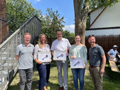Vorschaubild: Dipl.-​Ing. Ar­chi­tekt David Seidl, Kitaleiterin Lia Duck, Bürgermeister Sven Richter, Projektkoordinatorin Kathleen Rom, Dipl.-Ing. Architekt Benjamin Seidl (v.l.n.r)