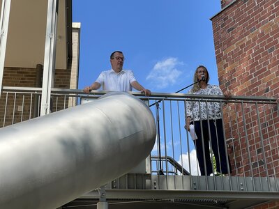 Vorschaubild: Für Frau Duck war die neue Kita Wolkenburg für lange Zeit ein Gerücht. Aber dann ging vor drei Jahren alles sehr schnell. So schnell, dass sie anfänglich etwas skeptisch und nervös gewesen sei. Ihre Bedenken ein ´Ufo´ als neue Kita zu bekommen, haben sich mit Beginn der Zusammenarbeit mit den Architekten und der Verwaltung aber schnell zerstreut. Die Wünsche der Kollegen und Kitakinder seien immer ernst genommen worden. Es kam immer zu guten Kompromissen und alle Steine wurden aus dem Weg geräumt. So wurde die Kita Wolkenburg schnell zu ihrem 
