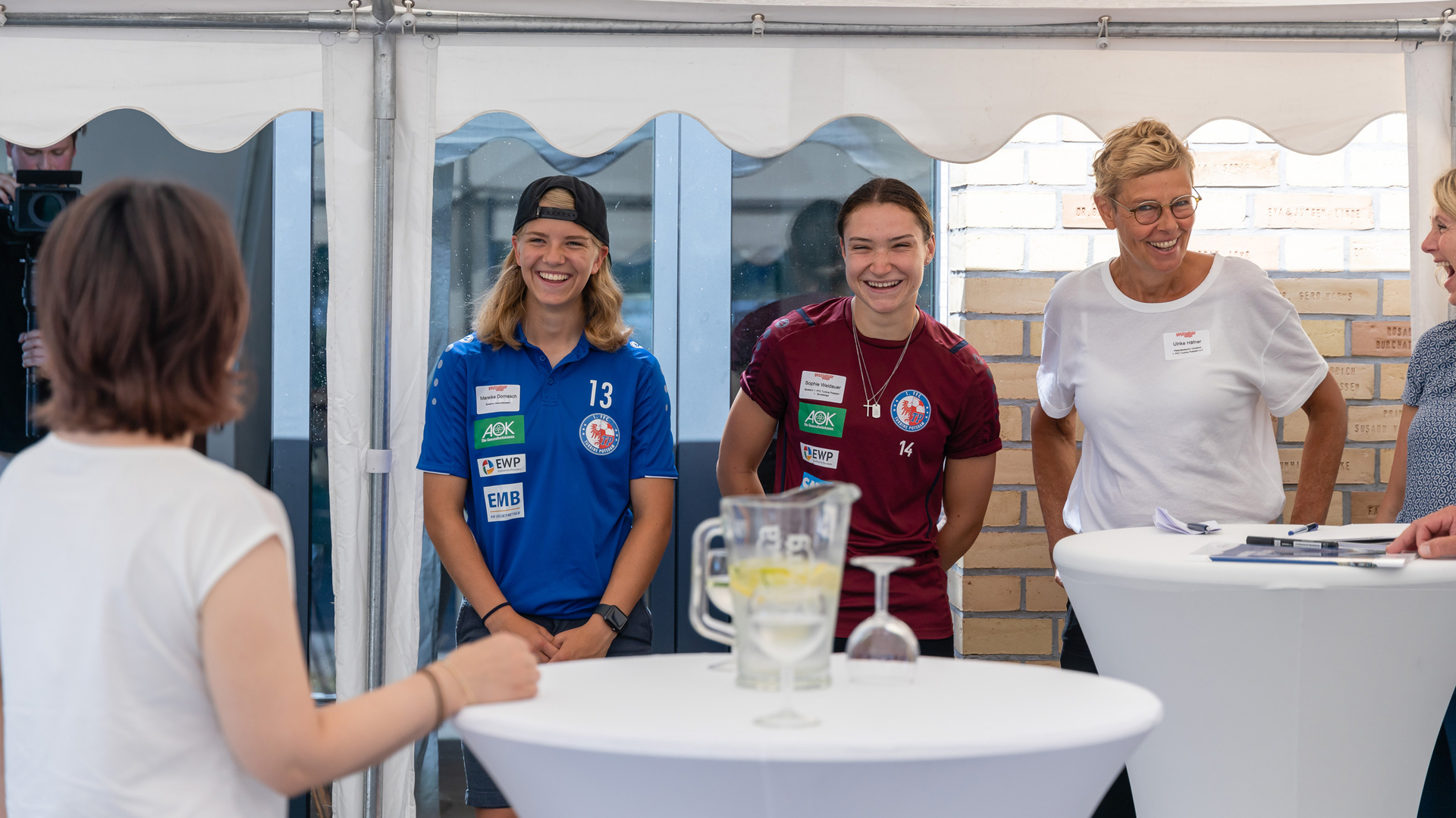 Bild: Auf dem Weg nach oben: Zwei Fußballtalente und Sportschülerinnen, Marike Dommaschk und Sophie Weidauer, beim Pressetermin.