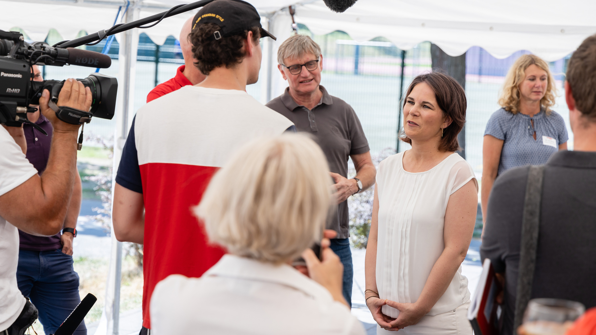 Bild: Außenministerin Annalena Baerbock stellt sich den Fragen der Pressevertreter.
