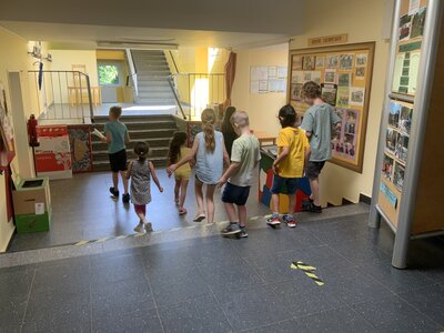 Foto des Albums: Schnuppertag der neuen ErstklässlerInnen in den vierten Klassen ihrer neuen Lehrerin (30. 06. 2022)