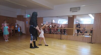Foto des Albums: Im Rhythmus der Musik - Junge Tänzerinnen begeistern ihre Eltern