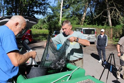 Gew&auml;sserwart Robby H&auml;usler (r.) und Vorstand Klaus Pennewitz (l.) bei der grammgenauen Aufteilung der wertvollen Fracht 