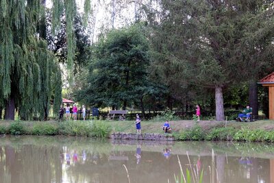 rund um den Teich reihen sich die Jungangler zum Schnupperangen ein 