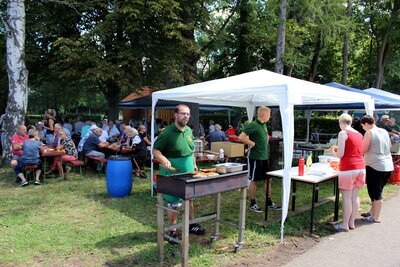 auch am Bratwurststand gibt es kaum eine Pause f&uuml;r die gut motivierte Mannschaft 