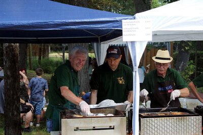 der Angler-Chef Gehard Hildebrandt (l.), geht in einem starken Team wie immer mit gutem Beispiel voran 