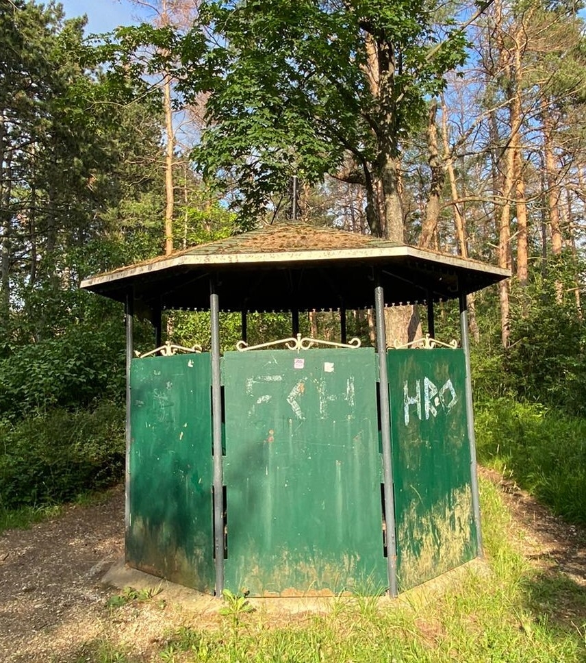 Bild : Schutzhütte vor dem Farbanstrich 2022