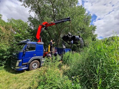 Autowrack wird fachgerecht geborgen und entsorgt 