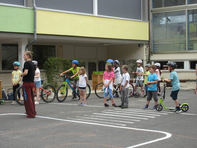 Foto des Albums: Schonraumübungen mit dem Fahrrad oder City-Roller (04. 07. 2022)