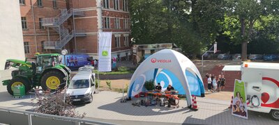 Aussteller auf dem unteren Schulhof  (Bild vergr&ouml;&szlig;ern)