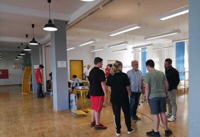 Gro&szlig;es Interesse im Foyer  (Bild vergr&ouml;&szlig;ern)