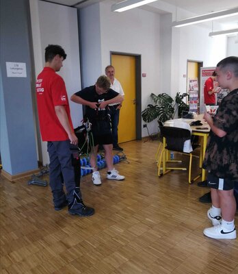 Nicht nur schauen, sondern auch anpacken  (Bild vergr&ouml;&szlig;ern)