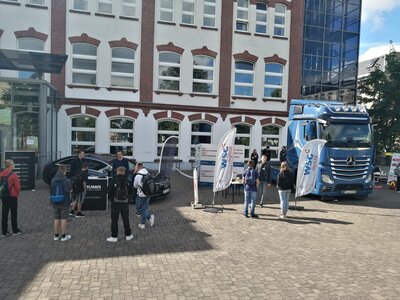 Reges Interesse an den Info-St&auml;nden mit Autos  (Bild vergr&ouml;&szlig;ern)