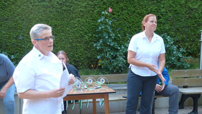 Iris und Nicole f&uuml;hren durch die Siegerehrung  (Bild vergr&ouml;&szlig;ern)