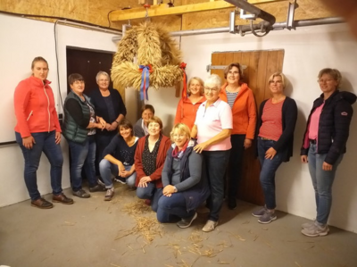Foto des Albums: Erntekrone an Landkreis übergeben