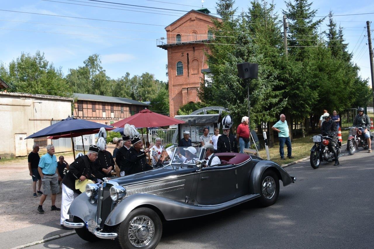 Bild: Horch 930 Bj. 1938 - Ariel Square Four 1000 Bj. 1952- Standard Langhub Bj. 1934