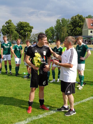 Vorschaubild: Der Spieler des FSV Veritas Wittenberge/Breese erhält hier die Glückwünsche des Staffelleiters Bernd Warminski.