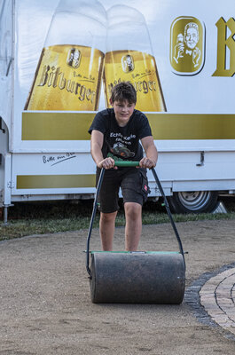 2022-06-16-0284 Mandeler Kerb - Julius mit der Walze  (Bild vergr&ouml;&szlig;ern)