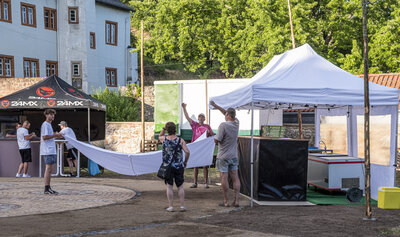 2022-06-16-0289 Mandeler Kerb - Aufbau Sonnensegel  (Bild vergr&ouml;&szlig;ern)